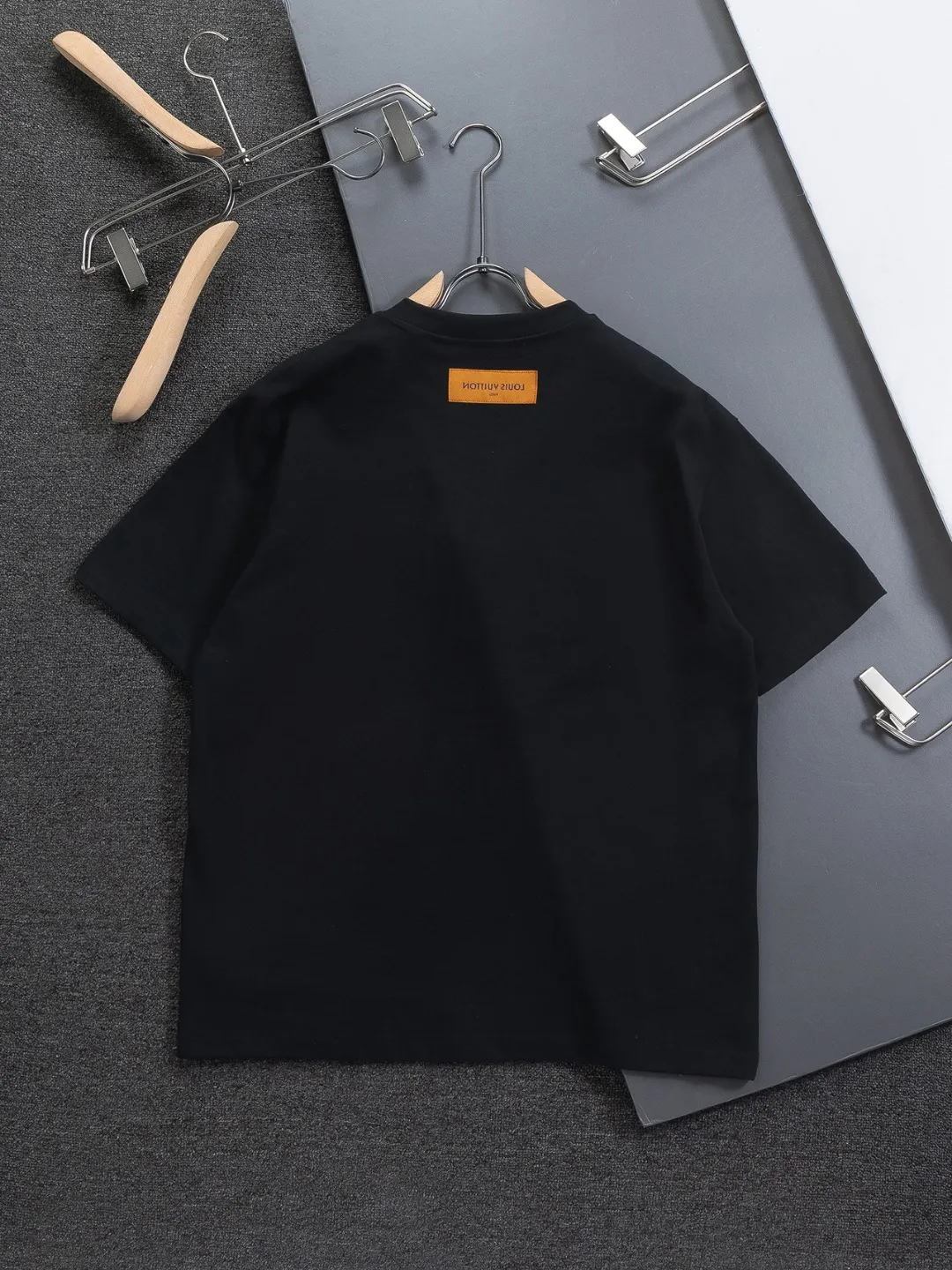 🅿️190 Louis Vuitton 1V LV micro-wide version S-XL LV 26ss new products are available at the counter simultaneously. Multiple craftsmanship. Mushroom on the chest🍄 intarsia🪡 embroidered logo. Round neck short-sleeved T-shirt, same style for men and women! Consigned to one-to-one creation. Synchronized with the official website, pure cotton fabrics at the counter! It is close to the skin and comfortable, durable and easy to wear. It has a classic and simple logo design and meticulous original craftsmanship. Short-sleeves, a must-have item for men, do not appear to be the same for the general public, but must be unique and eye-catching. This LV short-sleeve is all about quality, comfort, the same shape and fashion as always, including fabrics and cutting techniques. All of them have been made with great effort! 320 grams of washed pure cotton fabric, pure cotton is breathable, very refreshing and comfortable for daily wear. The rib knitting on the neckline is smooth and tight, and the neckline will not be skewed if you toss it at will. The loose version, you will find that it looks really good on the upper body. The overall is minimalist and neat, super versatile for daily use! Pair it casually with a pair of pants for a youthful look. A T-shirt will make your outfit crazy. It is a fashionable item that can never go wrong! Color: Black White Size: S-XL Size chart: S: Shoulder width 45.5-Bust 52-Length 70 M: Shoulder width 47-Bust 54-Length 72 L: Shoulder width 48.5-Bust 56-Length 74 XL: Shoulder width 50-Bust 58-Length 76